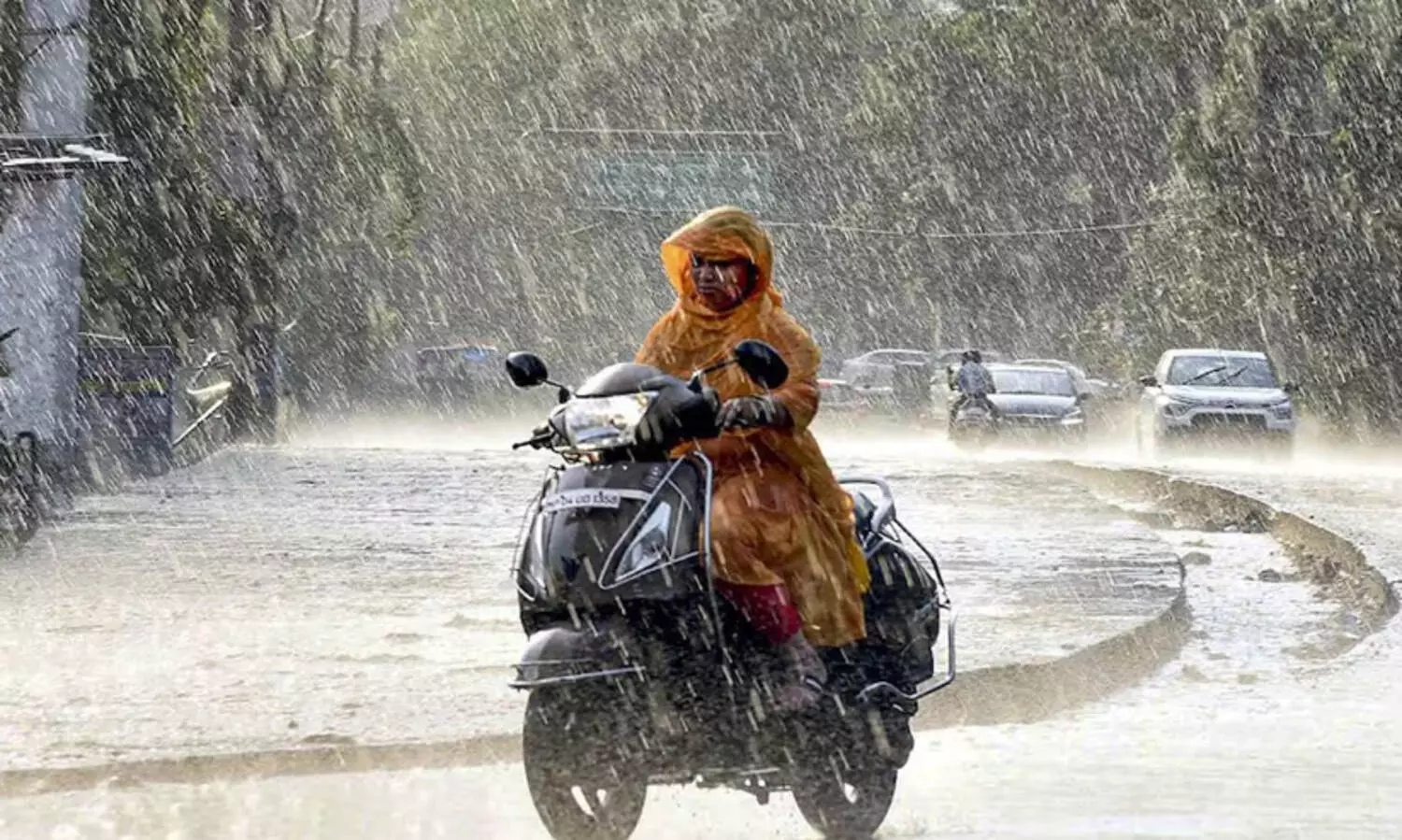 മഴക്കാലത്ത് സുരക്ഷിതമായ ഇരുചക്രവാഹന യാത്ര ഉറപ്പുവരുത്താൻ ഇക്കാര്യങ്ങൾ ശ്രദ്ധിക്കുക