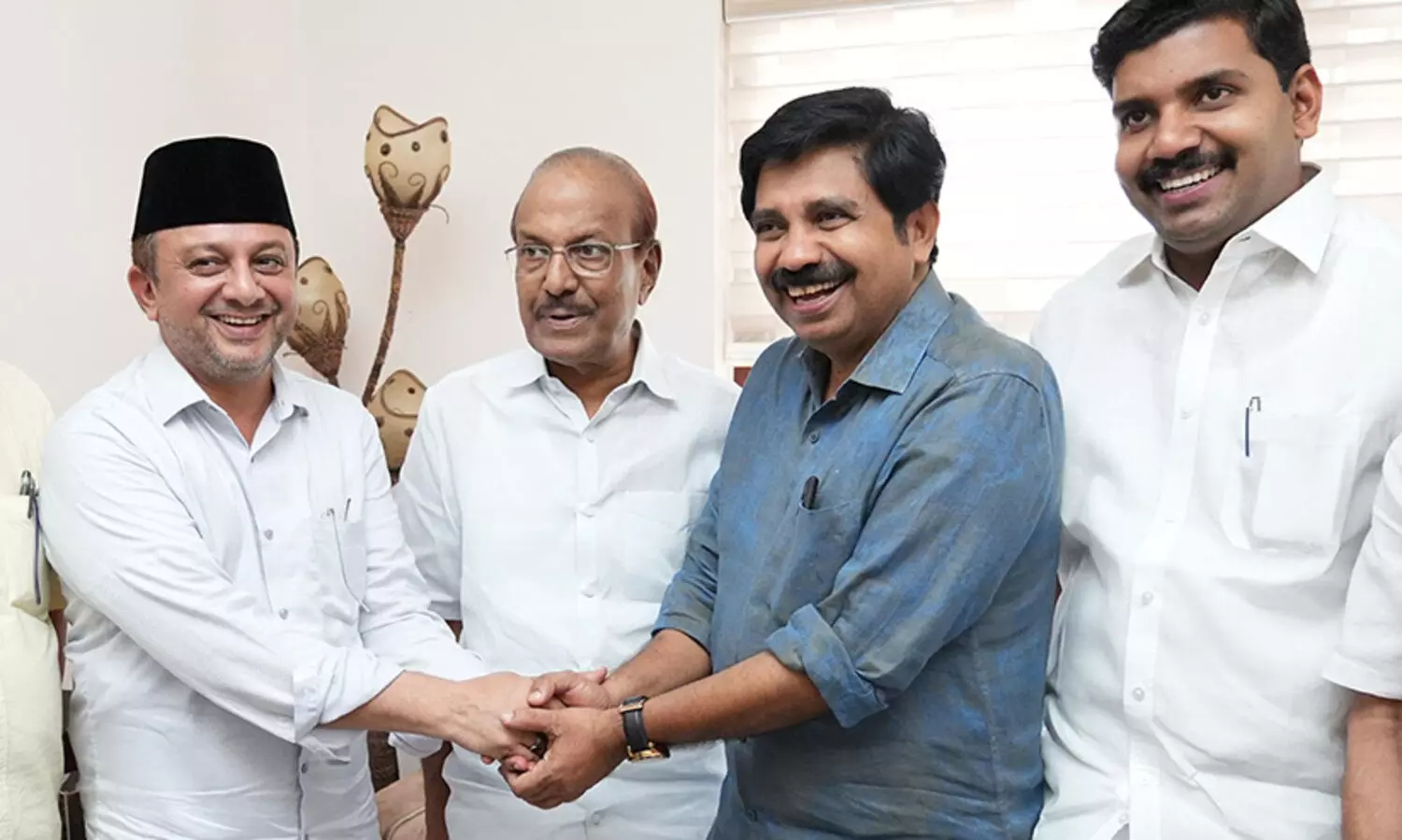 ആര്യാടൻ ഷൗക്കത്ത്​ പാണക്കാട്ടെത്തി; തങ്ങളുടെ അനുഗ്രഹാശിസുകൾ കരുത്തും ശക്​തിയുമാണെന്ന്