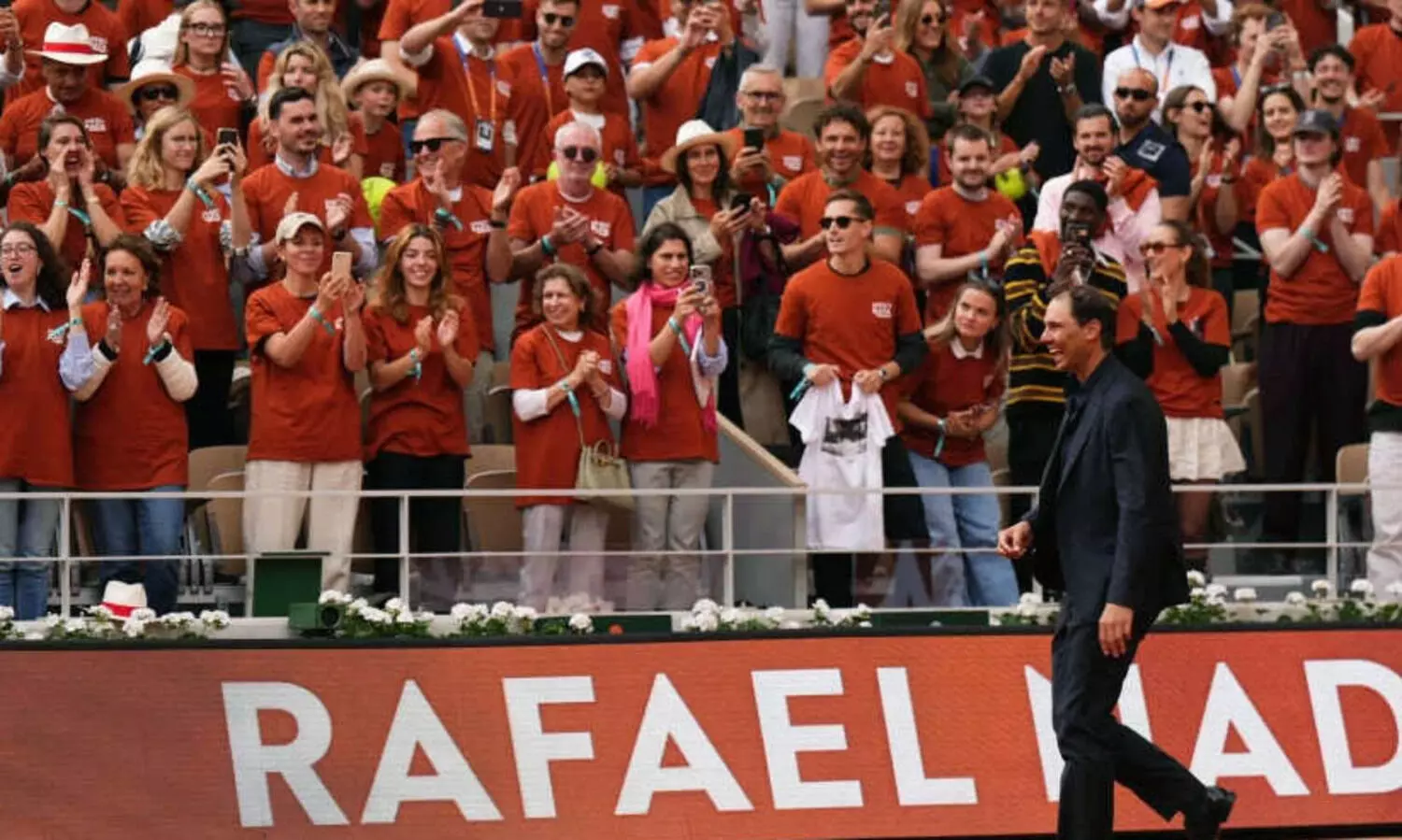 ഓൺലൈനിൽ ഹിറ്റായി ‘മേഴ്സി റഫ’ ടി- ഷർട്ടുകൾ