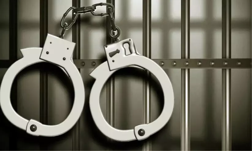 കു​രു​മു​ള​ക് സ്പ്രേ, ​മ​യ​ക്കു​മ​രു​ന്നു​ക​ൾ എ​ന്നി​വ​യു​മാ​യി പി​ടി​യി​ൽ