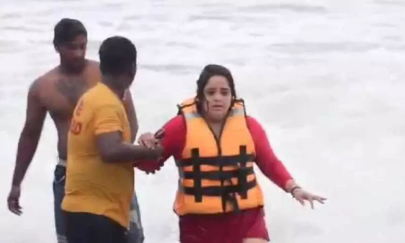 കൂറ്റൻ തിരമാലയിൽപ്പെട്ട് സ്പീഡ് ബോട്ടിൽ നിന്ന് തെറിച്ചുവീണു; സൗരവ് ഗാംഗുലിയുടെ ബന്ധുക്കൾക്ക് പുരി കടലിൽ ഭീകരാനുഭവം
