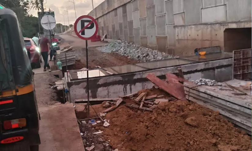 മൊഗ്രാൽ സർവിസ് റോഡ് അടച്ചിട്ട് മൂന്നാഴ്ച; യാത്രക്കാർ ദുരിതത്തിൽ മൊഗ്രാൽ സർവിസ് റോഡ് അടച്ചിട്ട് മൂന്നാഴ്ച; യാത്രക്കാർ ദുരിതത്തിൽ