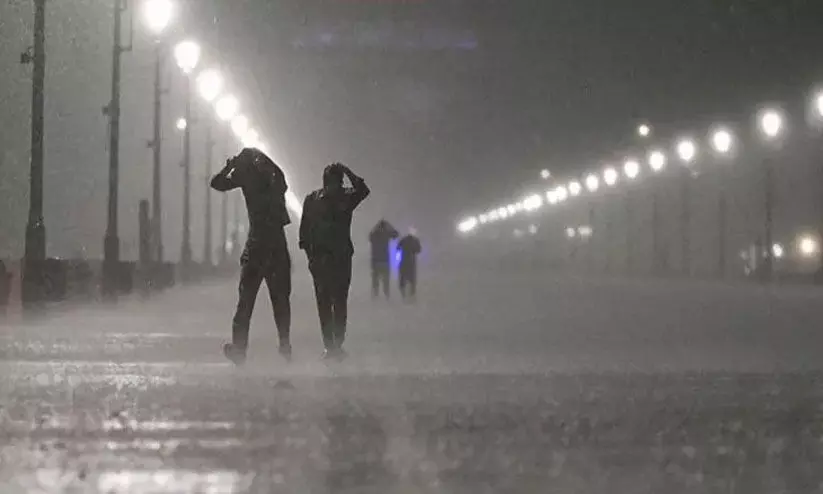 ദശലക്ഷങ്ങളുടെ ജീവിതം അടിമേൽ മറിച്ച് മൺസൂൺ തെറ്റിച്ചെത്തിയ മഴ; കെടുതികളിൽ വലഞ്ഞ് രാജ്യ​ത്തെ പ്രധാന നഗരങ്ങളും