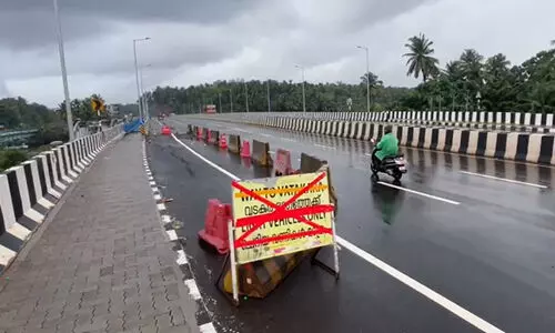 മൂരാട് പാലത്തിന് സമീപം ദേശീയപാതയിൽ വിള്ളൽ; കണ്ണൂർ ഭാഗത്തേക്കുള്ള രണ്ടുവരി പാത അടച്ചു