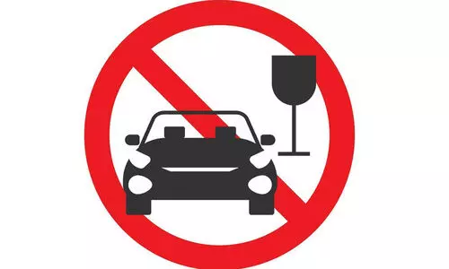 കോ​റ​മം​ഗ​ല​യി​ൽ മ​ദ്യ​പി​ച്ച് വാ​ഹ​ന​മോ​ടി​ച്ച ഡ്രൈ​വ​ർ റോ​ഡി​ൽ പ​രി​ഭ്രാ​ന്തി പ​ര​ത്തി