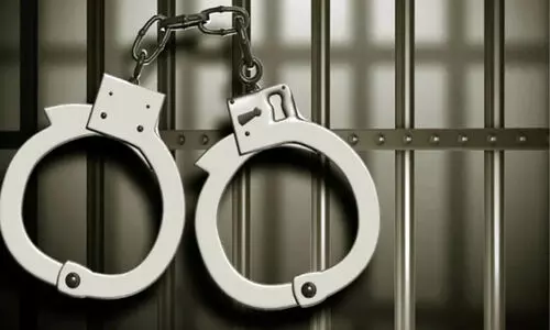 കു​രു​മു​ള​ക് സ്പ്രേ, ​മ​യ​ക്കു​മ​രു​ന്നു​ക​ൾ എ​ന്നി​വ​യു​മാ​യി പി​ടി​യി​ൽ