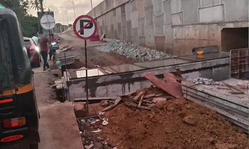 മൊ​ഗ്രാ​ൽ സ​ർ​വി​സ് റോ​ഡ് അ​ട​ച്ചി​ട്ട് മൂ​ന്നാ​ഴ്ച; യാ​ത്ര​ക്കാ​ർ ദു​രി​ത​ത്തി​ൽ