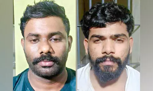 യു​വാ​ക്ക​ളെ ത​ട്ടി​ക്കൊ​ണ്ടു​പോ​യി കാ​റും ​ഫോ​ണും ക​വ​ർ​ന്ന ര​ണ്ടു​പേ​ർ അ​റ​സ്റ്റി​ൽ