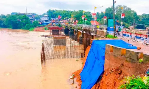 പു​ഴ​യി​ൽ ഒ​ഴു​ക്ക് കൂ​ടി; തൂ​ത​പ്പാ​ലം നി​ർ​മാ​ണം നി​ല​ച്ചു