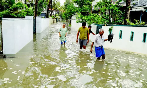 വീടുകളിൽ വെള്ളം കയറി; ചെല്ലാനത്ത് കടൽകയറ്റം