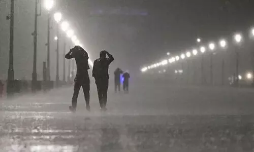 ദശലക്ഷങ്ങളുടെ ജീവിതം അടിമേൽ മറിച്ച് മൺസൂൺ തെറ്റിച്ചെത്തിയ മഴ; കെടുതികളിൽ വലഞ്ഞ് രാജ്യ​ത്തെ പ്രധാന നഗരങ്ങളും