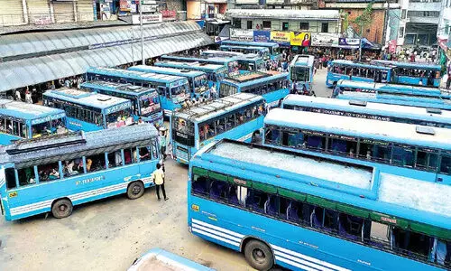 യാത്രക്കാരൻ കയറിപ്പിടിച്ചതായി പരാതി പറഞ്ഞ വിദ്യാർഥിനിയെ സ്വകാര്യ ബസ് ജീവനക്കാർ ഇറക്കിവിട്ടു; മലപ്പുറം വളാഞ്ചേരിയിലാണ് സംഭവം യാത്രക്കാരൻ കയറിപ്പിടിച്ചതായി പരാതി പറഞ്ഞ വിദ്യാർഥിനിയെ സ്വകാര്യ ബസ് ജീവനക്കാർ ഇറക്കിവിട്ടു; മലപ്പുറം വളാഞ്ചേരിയിലാണ് സംഭവം