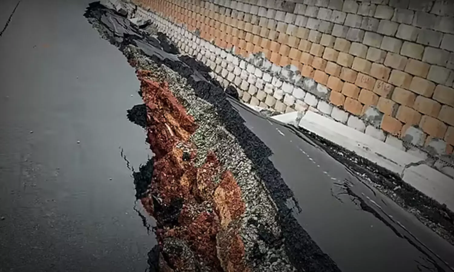 ദേ​ശീ​യ​പാ​ത ത​ക​ർ​ച്ച; ശ​ക്ത​മാ​യ അ​ന്വേ​ഷ​ണ​വും ന​ട​പ​ടി​യും വേ​ണം