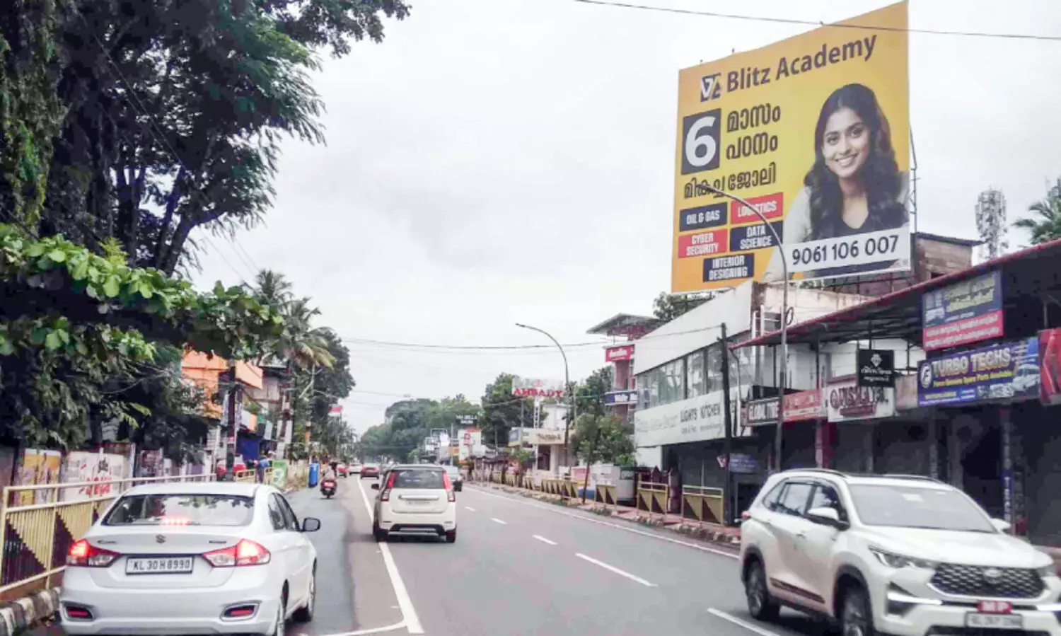 അപകടക്കെണിയൊരുക്കി വമ്പൻ പരസ്യ ബോർഡുകൾ നിരത്തിൽ; അപകടങ്ങൾ ഉണ്ടായിട്ടും മാനദണ്ഡങ്ങൾ പാലിക്കാതെ ബോർഡുകൾ സ്ഥാപിക്കുന്നു