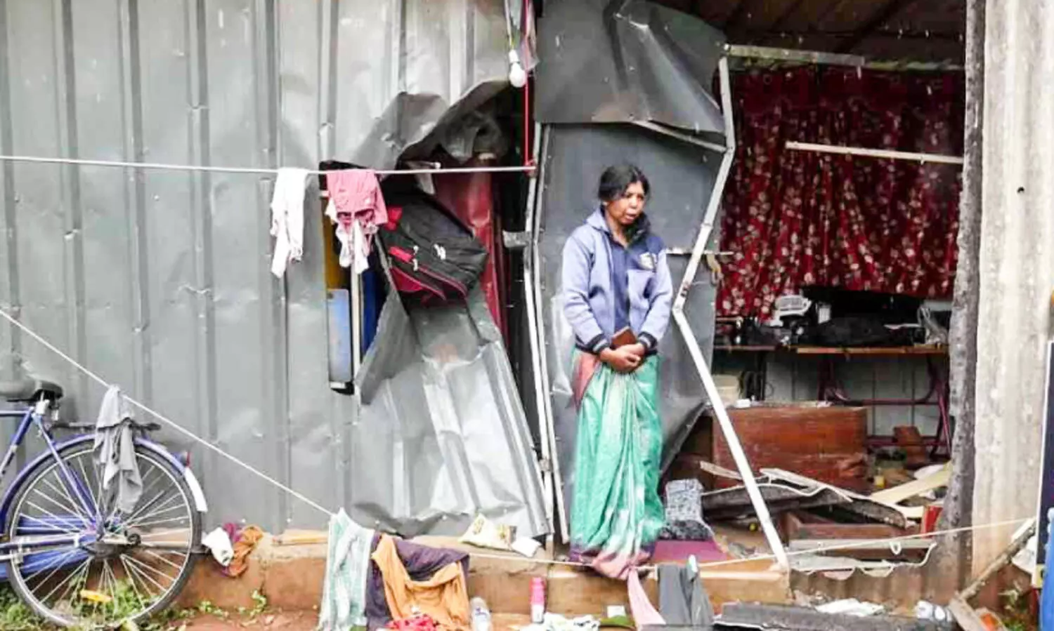 കാറ്റും മഴയും, ഒപ്പം കാട്ടാനയും; ഭയന്നുവിറച്ച് സിങ്കുകണ്ടത്തുകാര്‍