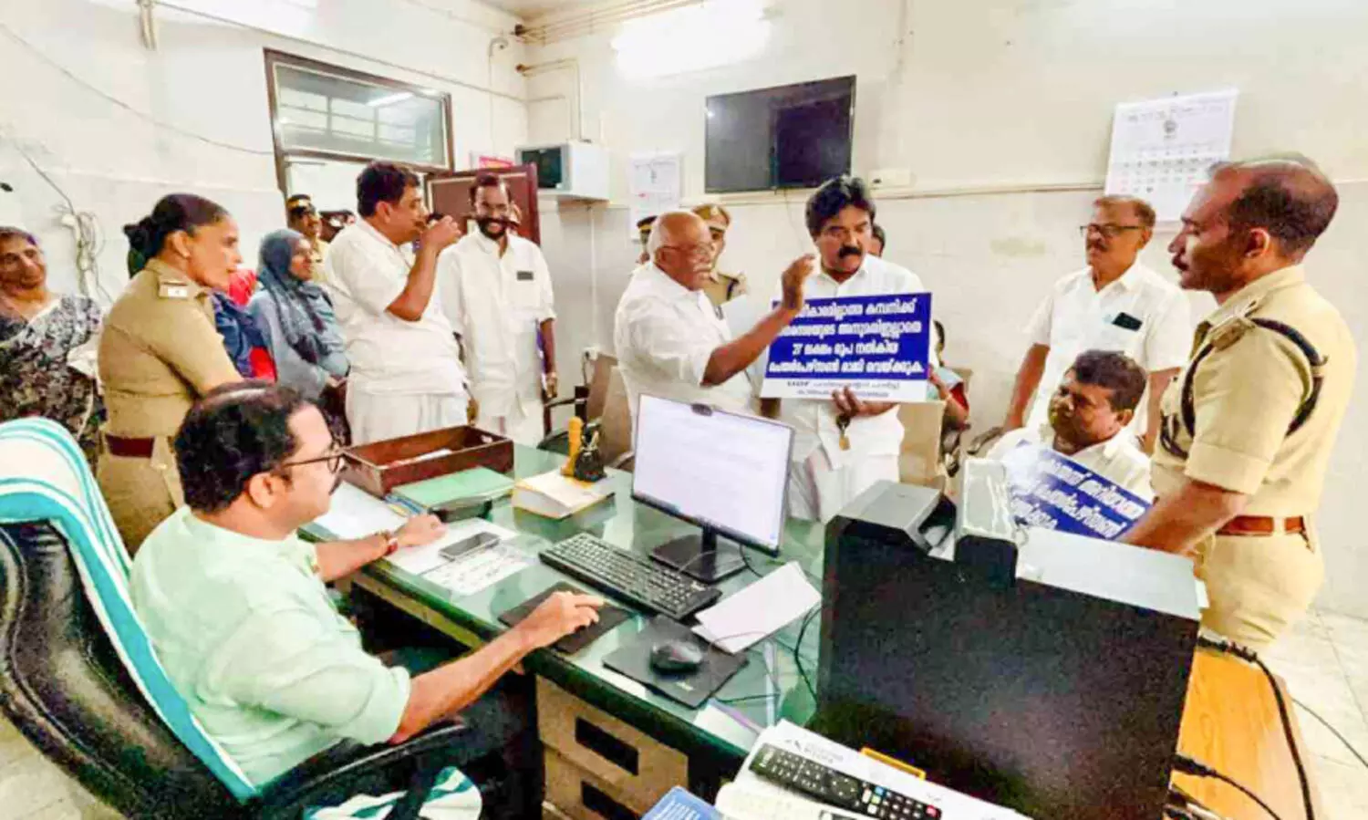 രാഷ്ട്രീയ നേതൃത്വങ്ങളെ വെട്ടിലാക്കി അഴിമതി വെളിപ്പെടുത്തൽ നോട്ടീസ്; ഇ​ട​ത്​-യു.​ഡി.​എ​ഫ്-ബി.​ജെ.​പി സ​ഖ്യ​ക​ക്ഷി​ക​ൾ ന​ഗ​ര​ത്തെ കൊ​ള്ള​യ​ടി​ക്കു​ന്നു​വെ​ന്ന്​ ആ​ക്ഷേ​പം