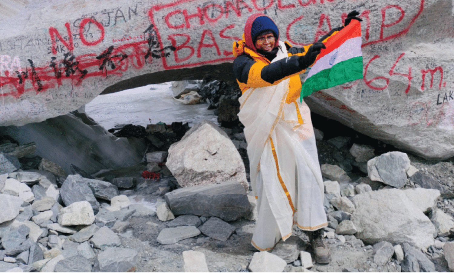 ‘തയ്യൽ ജോലിയിലൂടെ മിച്ചം പിടിച്ചും സ്വർണം പണയംവെച്ചും കിട്ടിയ തുകയുമായി ഈ 59കാരി യാത്ര ചെയ്തത് എവറസ്റ്റ് ബേസ് ക്യാമ്പ് വരെ’ -വാസന്തി എന്ന വീട്ടമ്മയുടെ യാത്രയിലേക്ക്