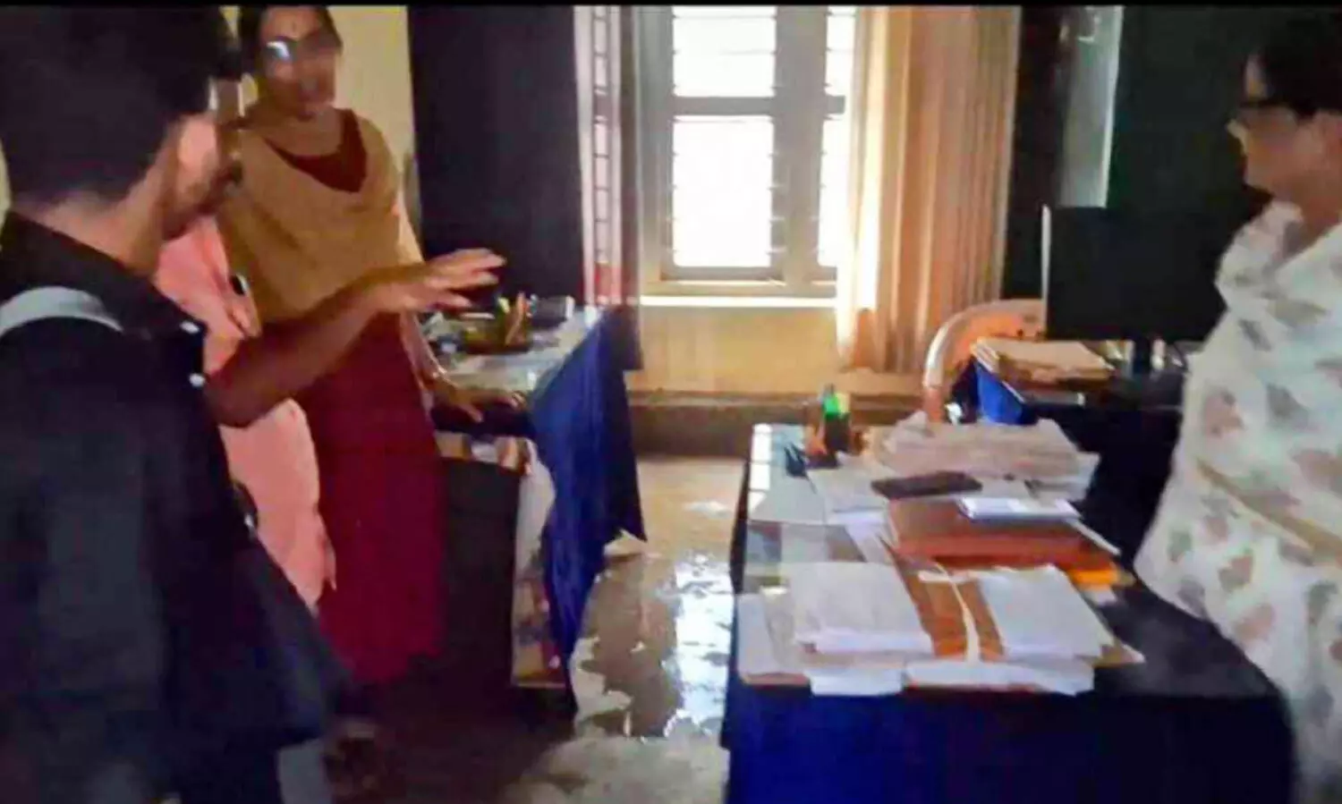 ചോ​ർ​ന്നൊ​ലി​ച്ച് വി​ല്ലേ​ജ് ഓ​ഫി​സ്