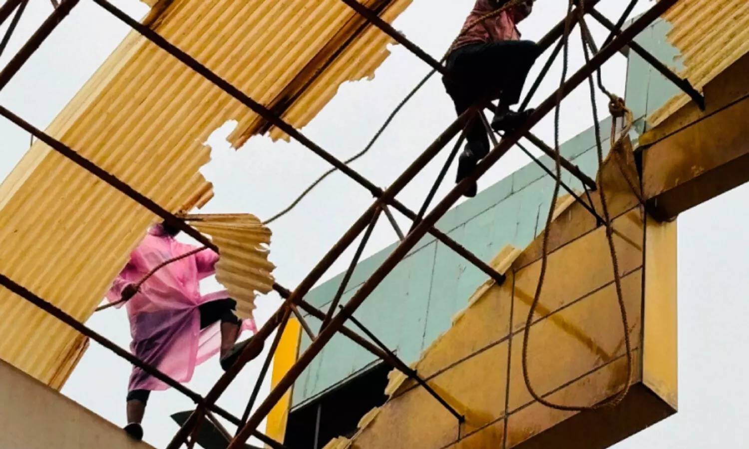 കു​മ്പ​ള​യി​ൽ അ​പ​ക​ടാ​വ​സ്ഥ​യി​ലാ​യ നെ​യിം ബോ​ർ​ഡ് നീ​ക്കി