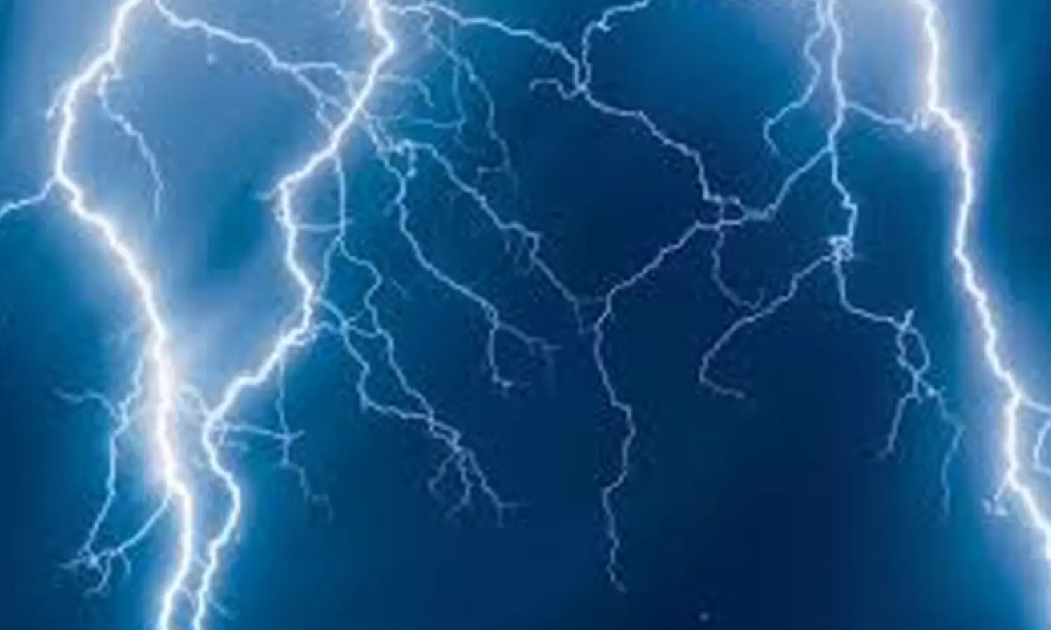 പോലീസ് സ്റ്റേഷനിൽ എട്ടു പൊലീസുകാർക്ക്​ഇടിമിന്നലേറ്റു