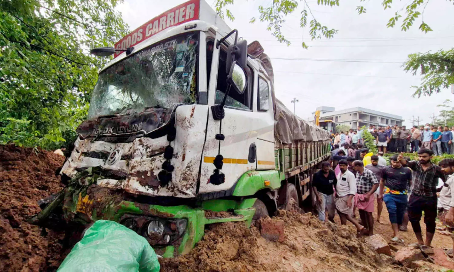 പു​ത്തൂ​ർ ഇ​റ​ക്ക​ത്തി​ൽ ച​ര​ക്കു​ലോ​റി വാ​ഹ​ന​ങ്ങ​ളി​ലി​ടി​ച്ച് 10 പേ​ർ​ക്ക് പ​രി​ക്ക്