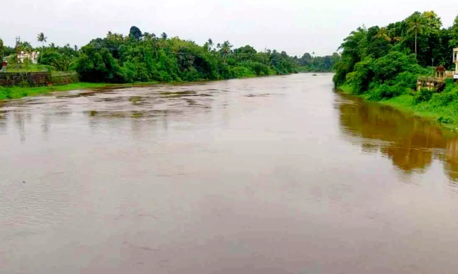പെ​രി​ങ്ങ​ൽ​ക്കു​ത്തി​ലെ സ്പി​ൽ​വേ ഗേ​റ്റു​ക​ൾ വ​ഴി വെ​ള്ളം; ചാ​ല​ക്കു​ടി​പ്പു​ഴ​യി​ലെ ജ​ല​നി​ര​പ്പ് ഉ​യ​ർ​ന്നു