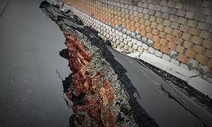 ദേ​ശീ​യ​പാ​ത ത​ക​ർ​ച്ച; ശ​ക്ത​മാ​യ അ​ന്വേ​ഷ​ണ​വും ന​ട​പ​ടി​യും വേ​ണം