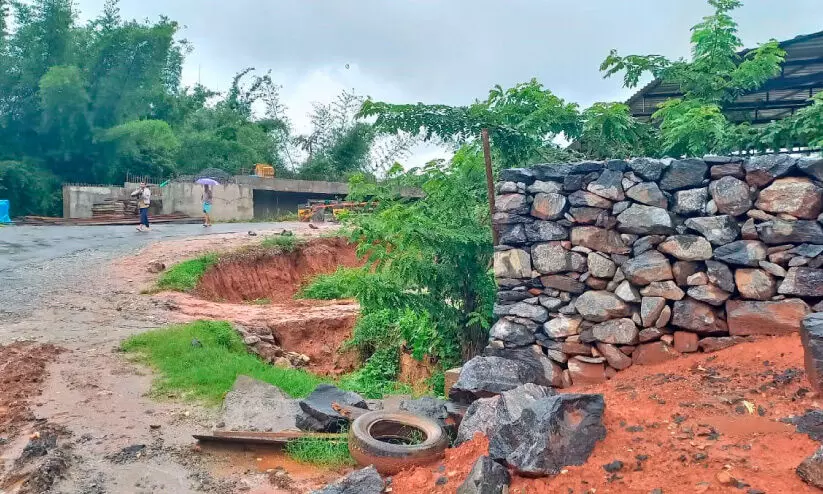 ചെ​റി​യ പാ​ലം സം​ര​ക്ഷ​ണ​ഭി​ത്തി ത​ക​ര​ൽ; കാ​ര​ണം ക​രാ​റു​കാ​ര​നും പി.​ഡ​ബ്ല്യു.​ഡി​യും