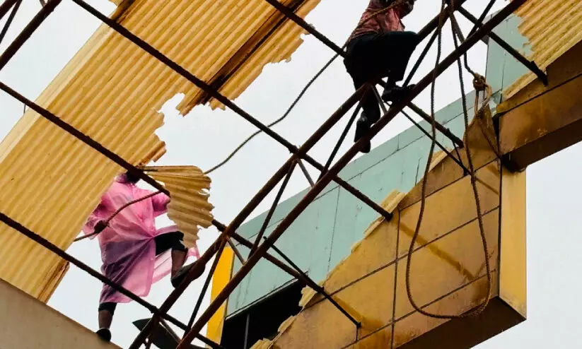 കു​മ്പ​ള​യി​ൽ അ​പ​ക​ടാ​വ​സ്ഥ​യി​ലാ​യ നെ​യിം ബോ​ർ​ഡ് നീ​ക്കി