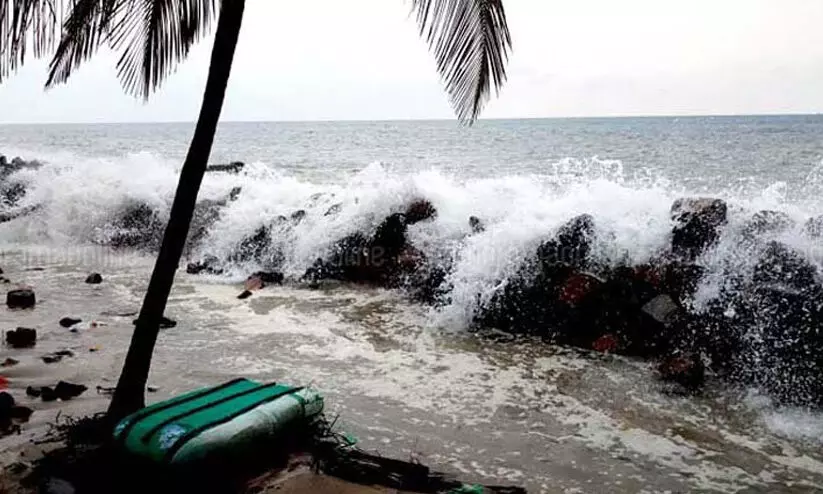 കടൽ പ്രക്ഷുബ്ധം: ആശങ്കയിൽ തീരദേശം കടൽ പ്രക്ഷുബ്ധം: ആശങ്കയിൽ തീരദേശം