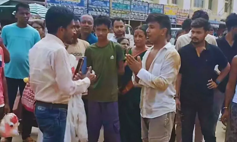 നീ മുസ്‌ലിമാണോ എന്ന് പരിശോധിക്കണം, ഇത് ഹിന്ദുസ്ഥാനാണ്, ഇവിടെ അല്ലാഹ് കെ ബന്ദേ പാട്ടുവേണ്ട; ക്ഷേത്ര പരിസരത്ത് പാട്ടുപാടിയ ഗായകന്റെ വസ്ത്രമഴിക്കാൻ ആവശ്യപ്പെട്ട് ബി.ജെ.പി നേതാവ്