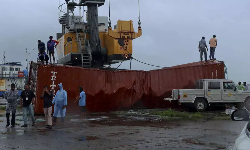 ചരക്കുകപ്പൽ മുങ്ങാൻ കാരണം ബല്ലാസ്റ്റ് ടാങ്കറിലെ സാങ്കേതികത്തകരാർ; കരക്കടിഞ്ഞത് 54 കണ്ടെയ്നറുകൾ