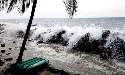ക​ട​ൽ പ്ര​ക്ഷു​ബ്ധം: ആ​ശ​ങ്ക​യിൽ തീ​ര​ദേ​ശം
