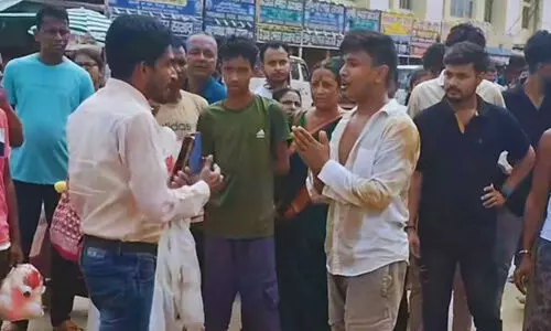 നീ മുസ്‌ലിമാണോ എന്ന് പരിശോധിക്കണം, ഇത് ഹിന്ദുസ്ഥാനാണ്, ഇവിടെ അല്ലാഹ് കെ ബന്ദേ പാട്ടുവേണ്ട; ക്ഷേത്ര പരിസരത്ത് പാട്ടുപാടിയ ഗായകന്റെ വസ്ത്രമഴിക്കാൻ ആവശ്യപ്പെട്ട് ബി.ജെ.പി നേതാവ്