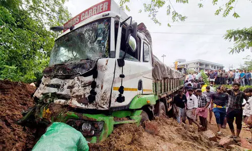പു​ത്തൂ​ർ ഇ​റ​ക്ക​ത്തി​ൽ ച​ര​ക്കു​ലോ​റി വാ​ഹ​ന​ങ്ങ​ളി​ലി​ടി​ച്ച് 10 പേ​ർ​ക്ക് പ​രി​ക്ക്