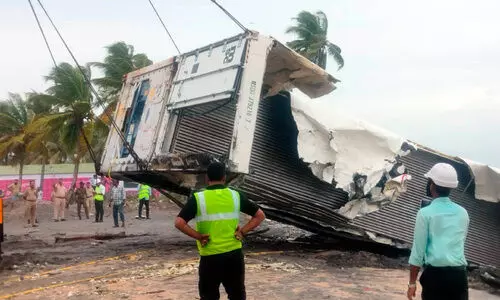 കണ്ടെയ്നർ നീക്കം; ക്ഷമവേണം, സമയമെടുക്കും കണ്ടെയ്നർ നീക്കം; ക്ഷമവേണം, സമയമെടുക്കും