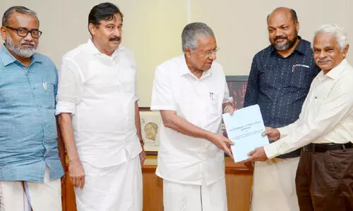 മുനമ്പം: റിപ്പോർട്ട്​ സമർപ്പിച്ച് കമീഷന്‍: കു​ടി​യൊ​ഴി​പ്പി​ക്ക​രു​തെ​ന്ന് പ്ര​ധാ​ന നി​ർ​​ദേ​ശം