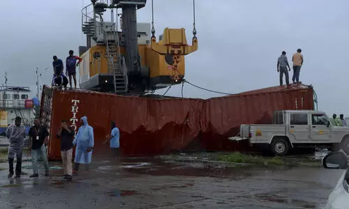 ചരക്കുകപ്പൽ മുങ്ങാൻ കാരണം ബല്ലാസ്റ്റ് ടാങ്കറിലെ സാങ്കേതികത്തകരാർ; കരക്കടിഞ്ഞത് 54 കണ്ടെയ്നറുകൾ