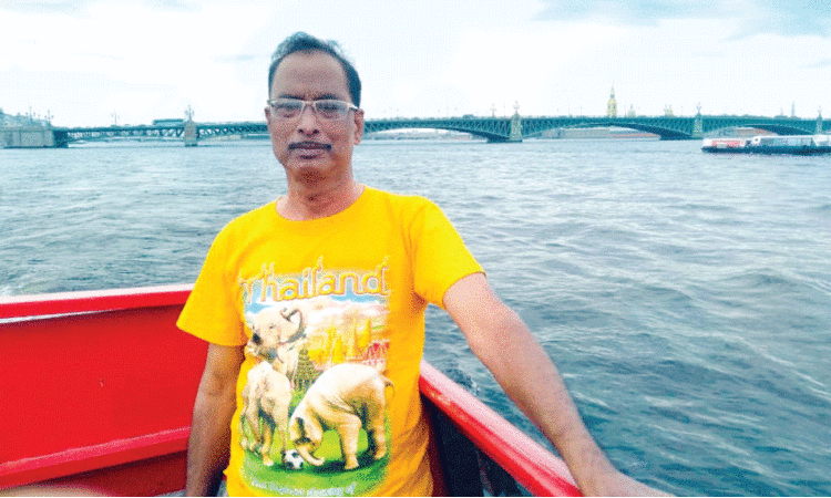 പപ്പടം വിറ്റ് ഉലകം ചുറ്റുകയാണ് 71കാരനായ ഈ മലയാളി