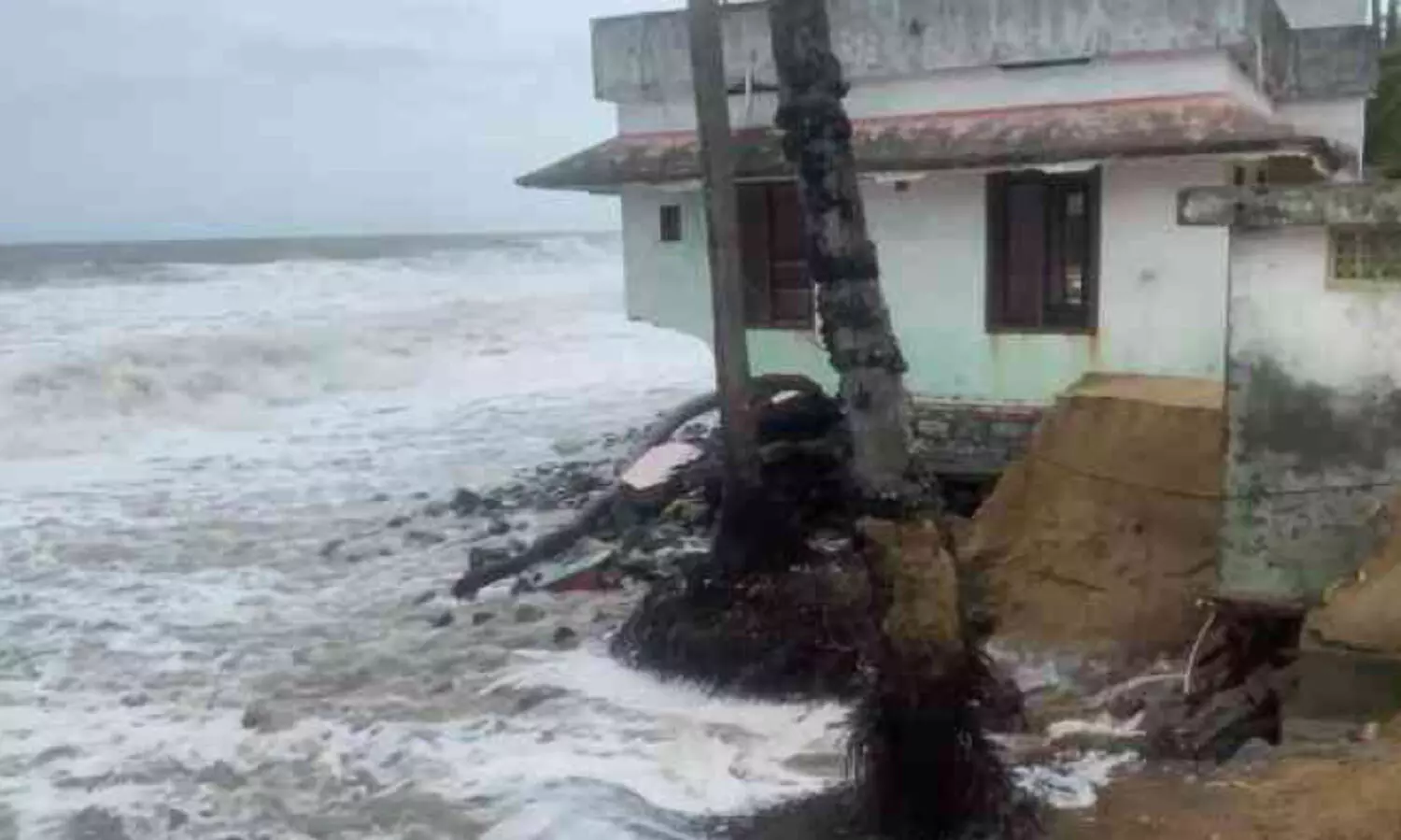 കാറ്റും മഴയും: ദു​ര​ന്ത നി​വാ​ര​ണ അ​തോ​റി​റ്റിയുടെ  ജാഗ്രത നിർദേശം