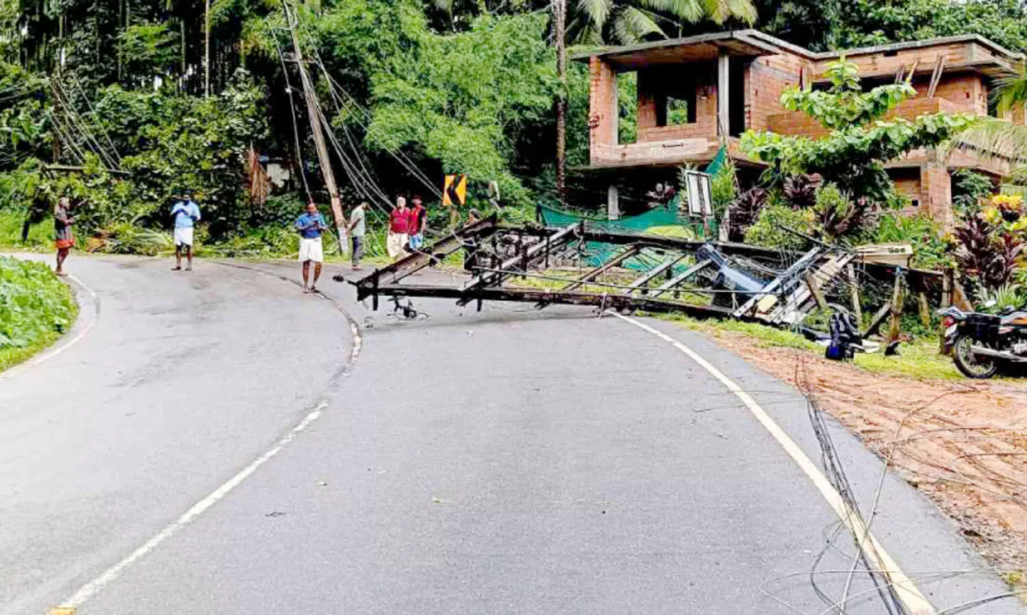 കനത്ത മഴ; 17 വീ​ടു​ക​ള്‍ കൂ​ടി ത​ക​ര്‍ന്നു