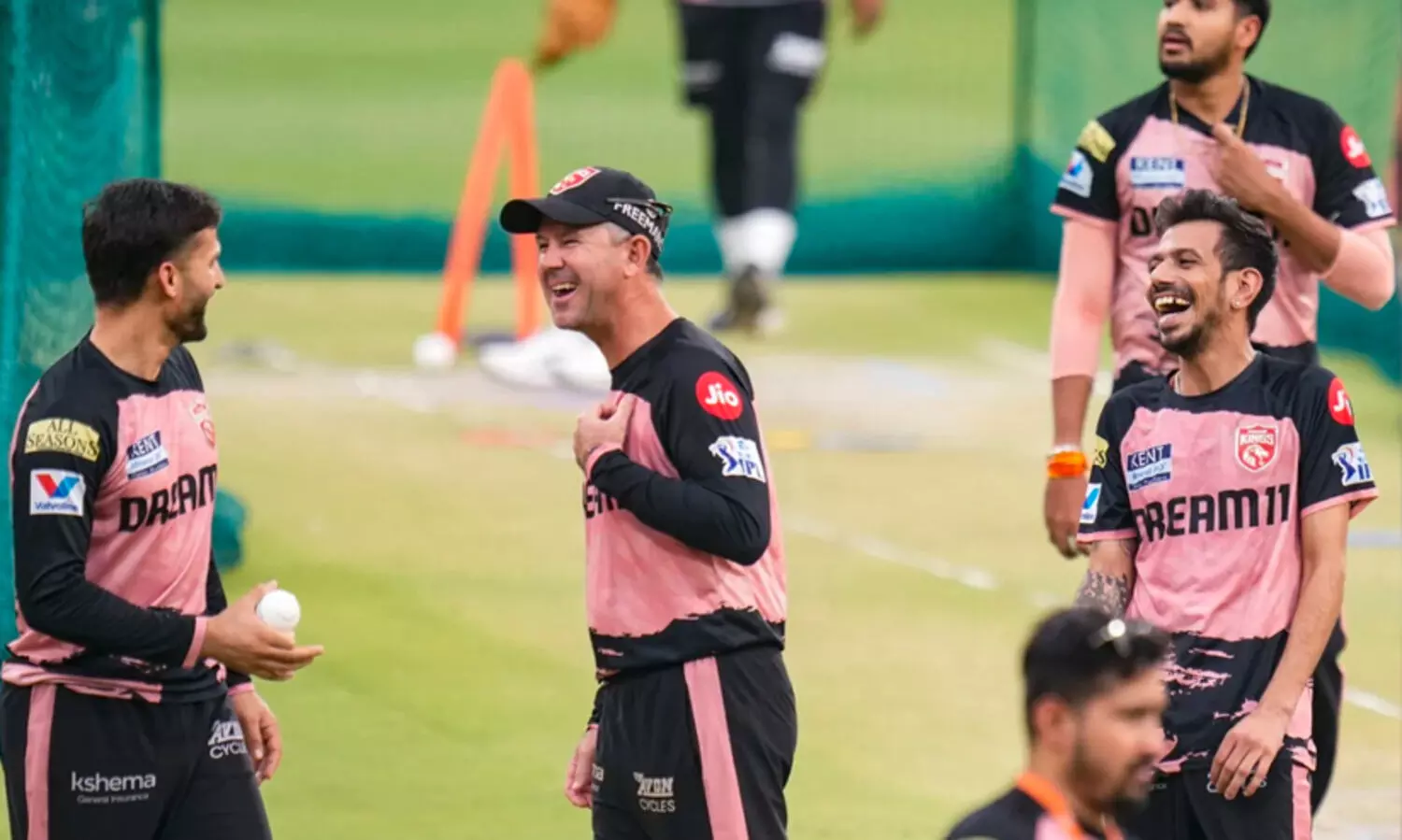 ടോസ് ബംഗളൂരുവിന്, പഞ്ചാബിനെ ബാറ്റിങ്ങിന് വിട്ടു; നയിക്കാൻ പാട്ടീദാർ, ഹേസൽവുഡ് തിരിച്ചെത്തി