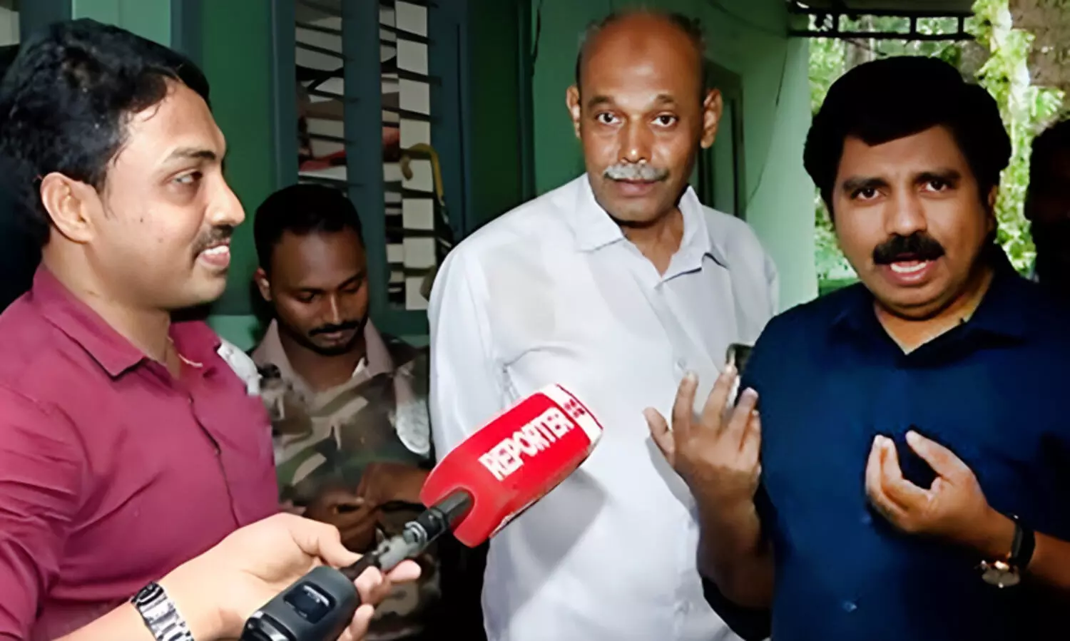 നിങ്ങളെ ഭീഷണിപ്പെടുത്താൻ വന്നതല്ല, കടുവയെ പിടിക്കാൻ കൂടും ക്യാമറയും ഇന്ന് തന്നെ സ്ഥാപിക്കണം, അല്ലേൽ നാളെ ഞാനിവിടെ കുത്തിയിരിക്കും; വനംവകുപ്പ് ഉദ്യോഗസ്ഥരോട് ആര്യാടൻ ഷൗക്കത്ത്