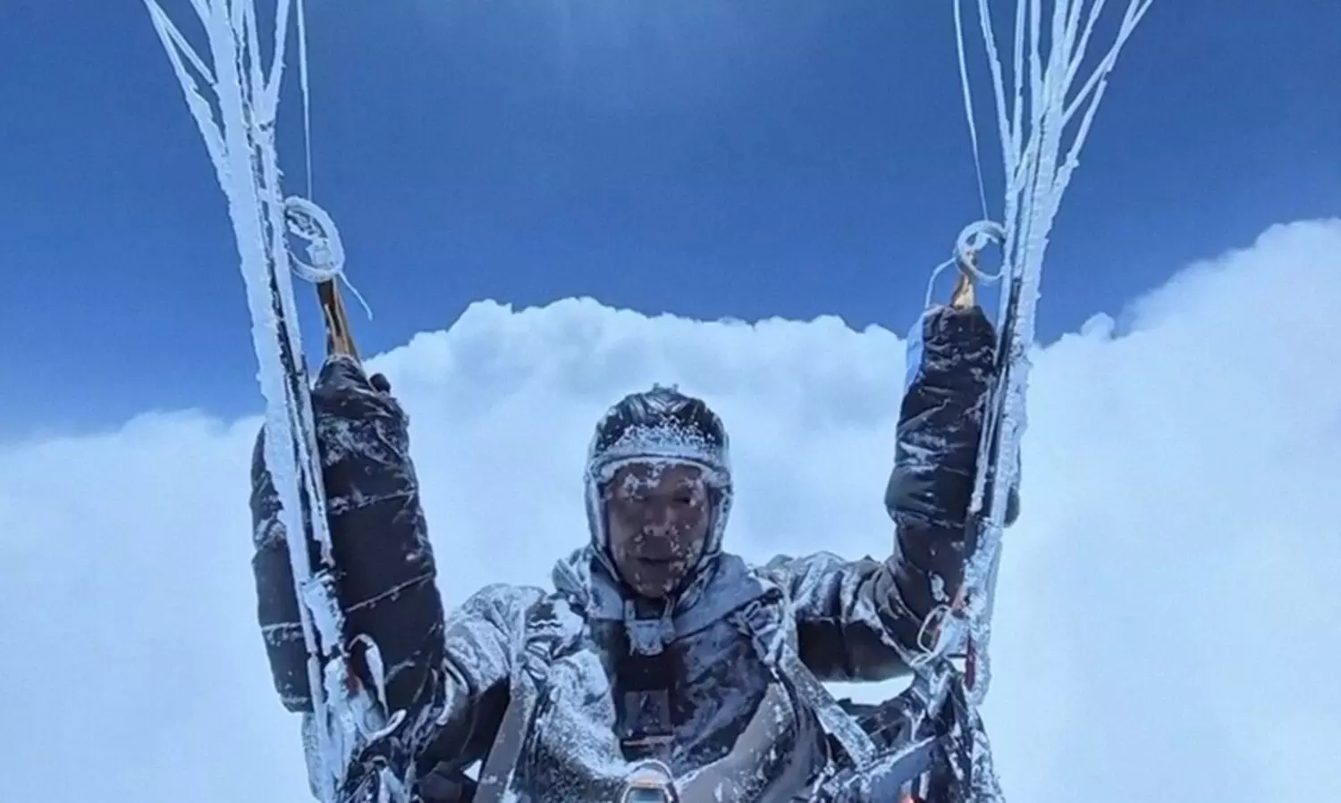 അബദ്ധത്തിൽ പറന്നു ചെന്നത് മേഘങ്ങൾക്കിടയിലേക്ക്; തലനാരിഴക്ക് രക്ഷപ്പെട്ട് ചൈനീസ് പാരാഗ്ലൈഡർ; വൈറലായി വീഡിയോ