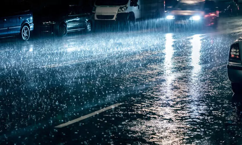 മഴ കനത്തു: സംസ്ഥാനത്ത് എട്ട് ജില്ലകളിൽ വെള്ളിയാഴ്ച അവധി