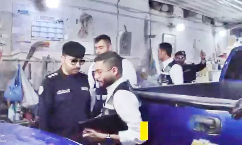 അ​ന​ധി​കൃ​ത ഗാ​രേ​ജു​ക​ളും വാ​ഹ​ന​ങ്ങ​ളും: ഷു​വൈ​ഖി​ൽ ശ​ക്ത​മാ​യ പ​രി​ശോ​ധ​ന