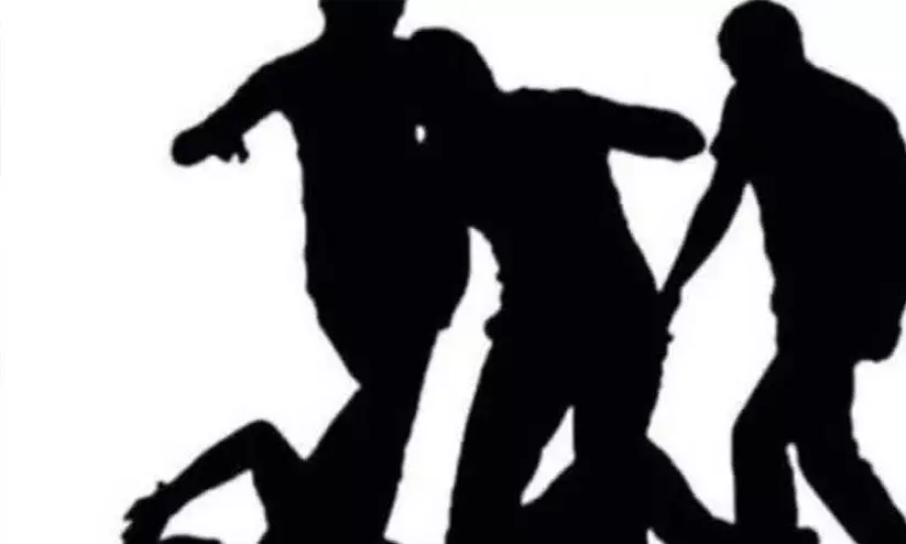 ഡൽഹിയിൽ പശു ഇറച്ചി വിറ്റുവെന്ന് ആരോപിച്ച് കടയുടമയെ മർദിച്ചു ഡൽഹിയിൽ പശു ഇറച്ചി വിറ്റുവെന്ന് ആരോപിച്ച് കടയുടമയെ മർദിച്ചു