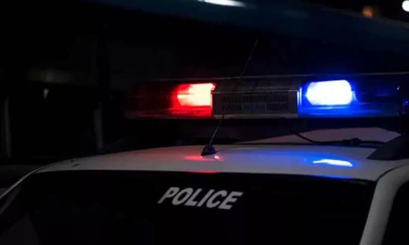 അഞ്ച് ആൺകുട്ടികളെ കഴുത്തിൽ ചെരുപ്പുമാലയിട്ട് നഗ്നരാക്കി തെരുവിലൂടെ നടത്തിച്ചു അഞ്ച് ആൺകുട്ടികളെ കഴുത്തിൽ ചെരുപ്പുമാലയിട്ട് നഗ്നരാക്കി തെരുവിലൂടെ നടത്തിച്ചു