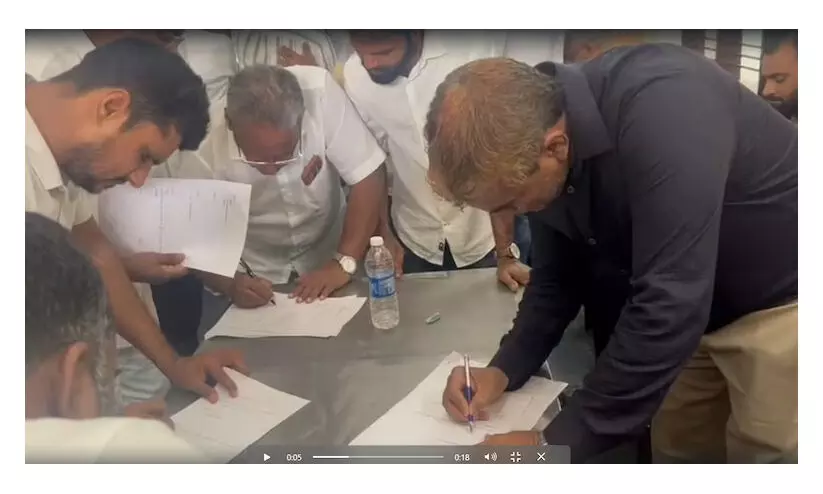 മംഗലാപുരം കൊലപാതകത്തിൽ പ്രതിഷേധിച്ച് കോൺഗ്രസിൽ നിന്നും മുസ്‍ലിം പ്രവർത്തകരുടെ കൂട്ടരാജി