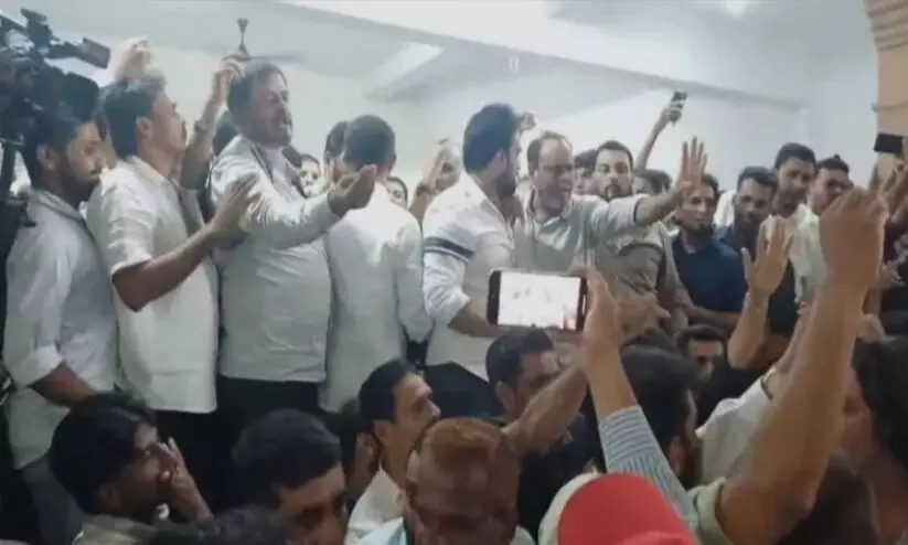 കൊലപാതക പരമ്പര: മംഗളൂരുവിൽ കോൺഗ്രസിന്റെ മുസ്ലിം നേതാക്കൾ കൂട്ടത്തോടെ രാജിവെച്ചു, സർക്കാർ സമീപനങ്ങളിൽ രൂക്ഷ വിമർശനം കൊലപാതക പരമ്പര: മംഗളൂരുവിൽ കോൺഗ്രസിന്റെ മുസ്ലിം നേതാക്കൾ കൂട്ടത്തോടെ രാജിവെച്ചു, സർക്കാർ സമീപനങ്ങളിൽ രൂക്ഷ വിമർശനം